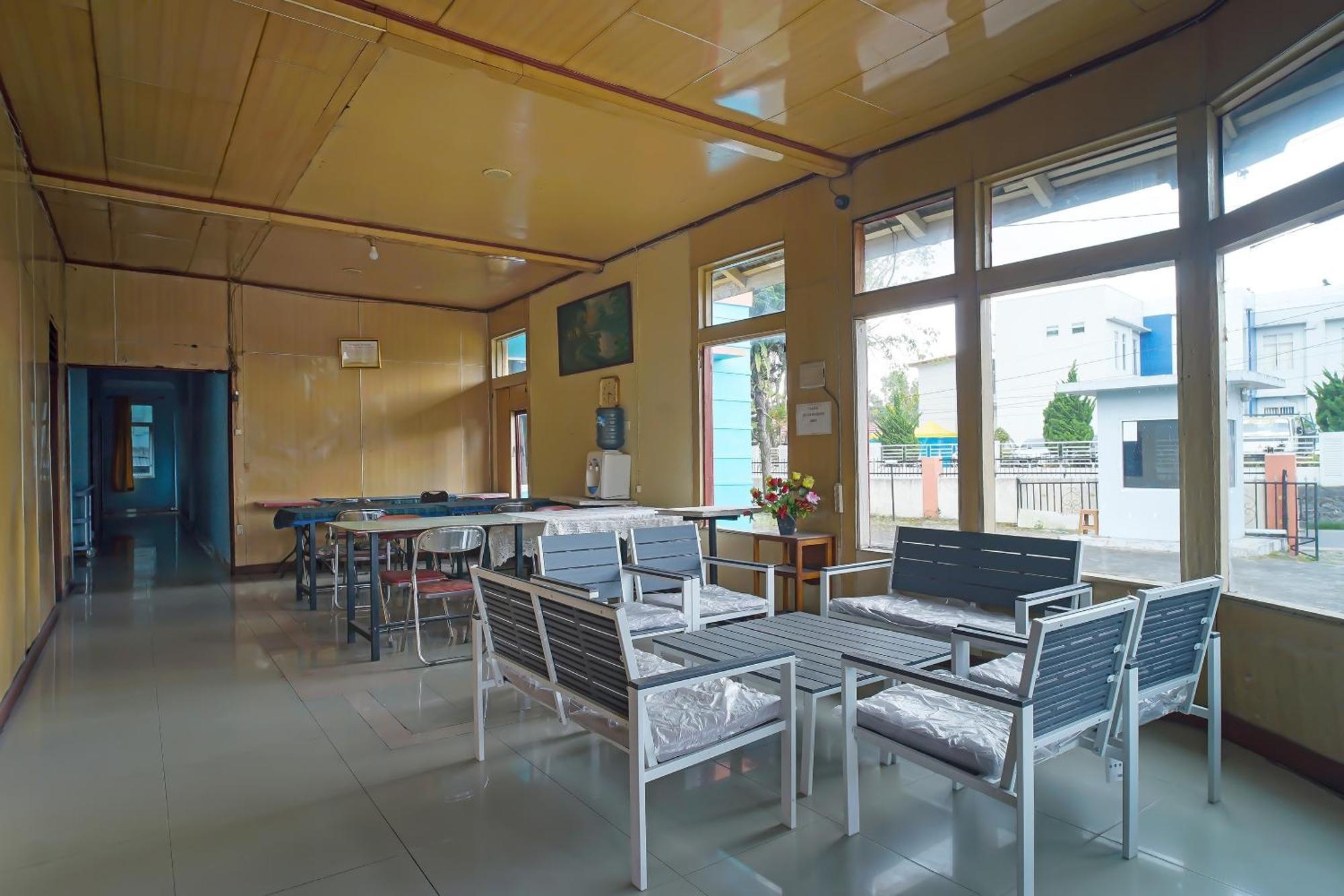 Oyo 92577 Hotel Sidikalang Near Kejaksaan Negeri Dairi Eksteriør billede